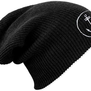 Gorro negro de punto con dibujo de ancla